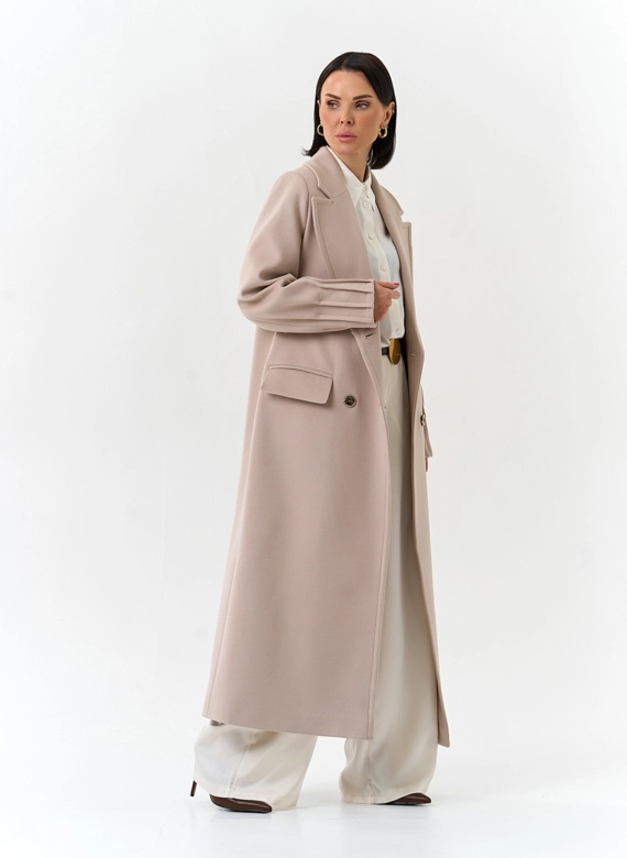 Женское светлое пальто с поясом