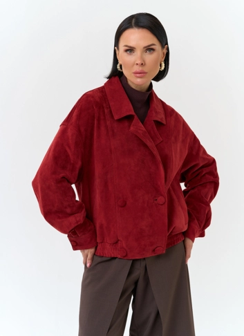 Женская куртка из натуральной замши красного цвета