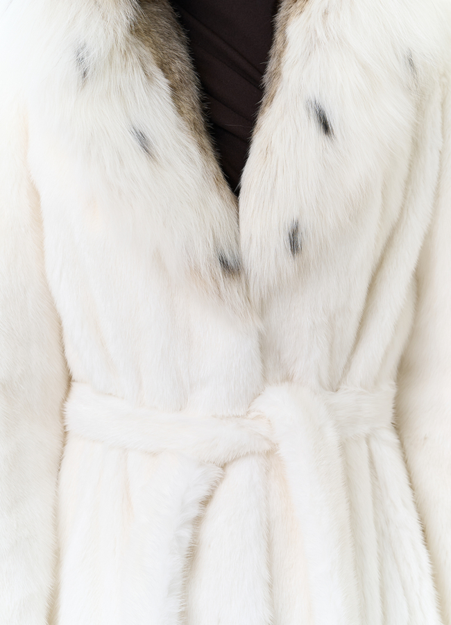 Шуба из белой  норки с капюшоном из рыси модель № 25001 универмаг малина