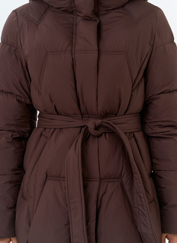 Женский пуховик с поясом