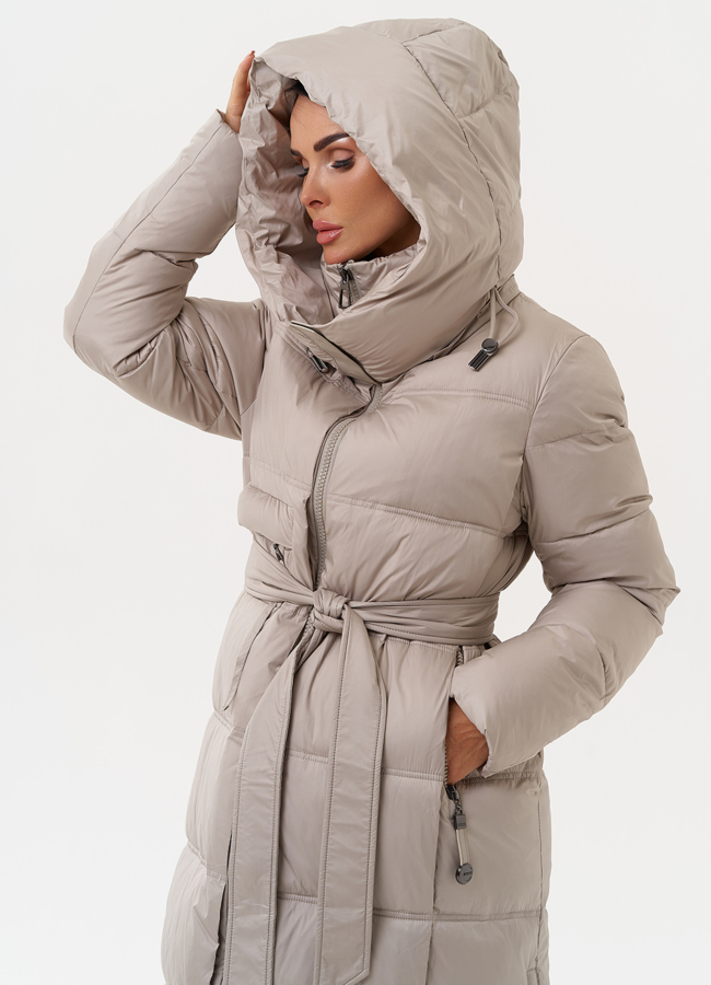Длинный женский пуховик в бежевом цвете модель № 31292 универмаг малина