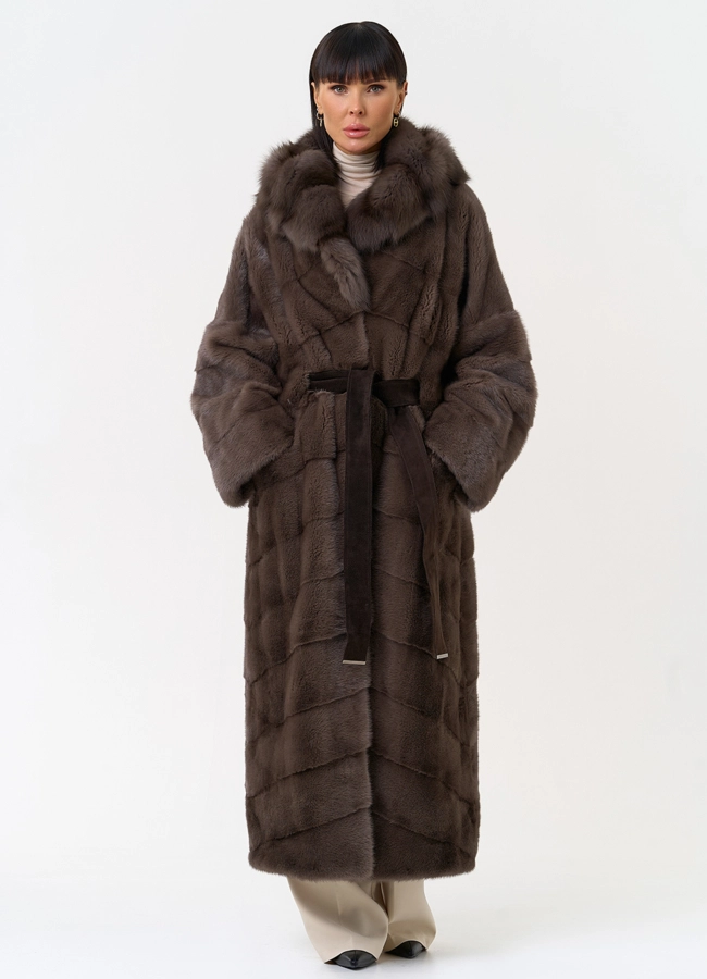 Длинная шуба из меха норки с капюшоном из меха куницы модель № 28667 в рассрочку