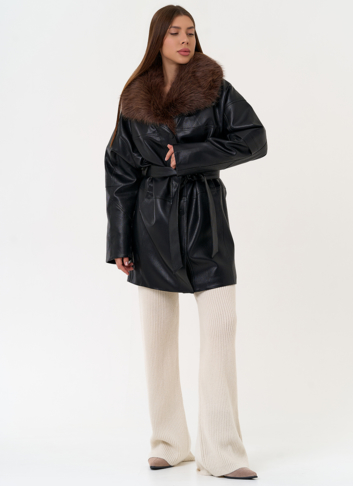 Женская утепленная куртка из эко кожи с воротником из эко меха