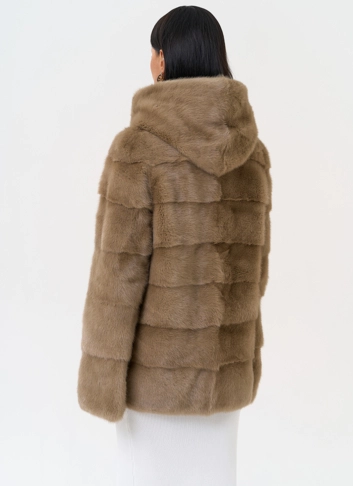 Короткая шуба с капюшоном Короткая шуба с капюшоном фото